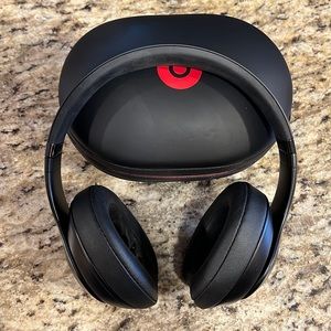 Beats by Dre Wireless Studio 3 headphones
